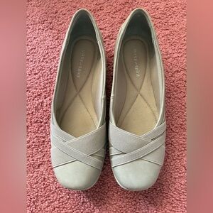 Easy Spirit Women's Taupe Flats